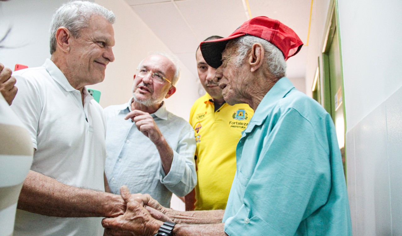 Sarto conversa com um senhor no posto